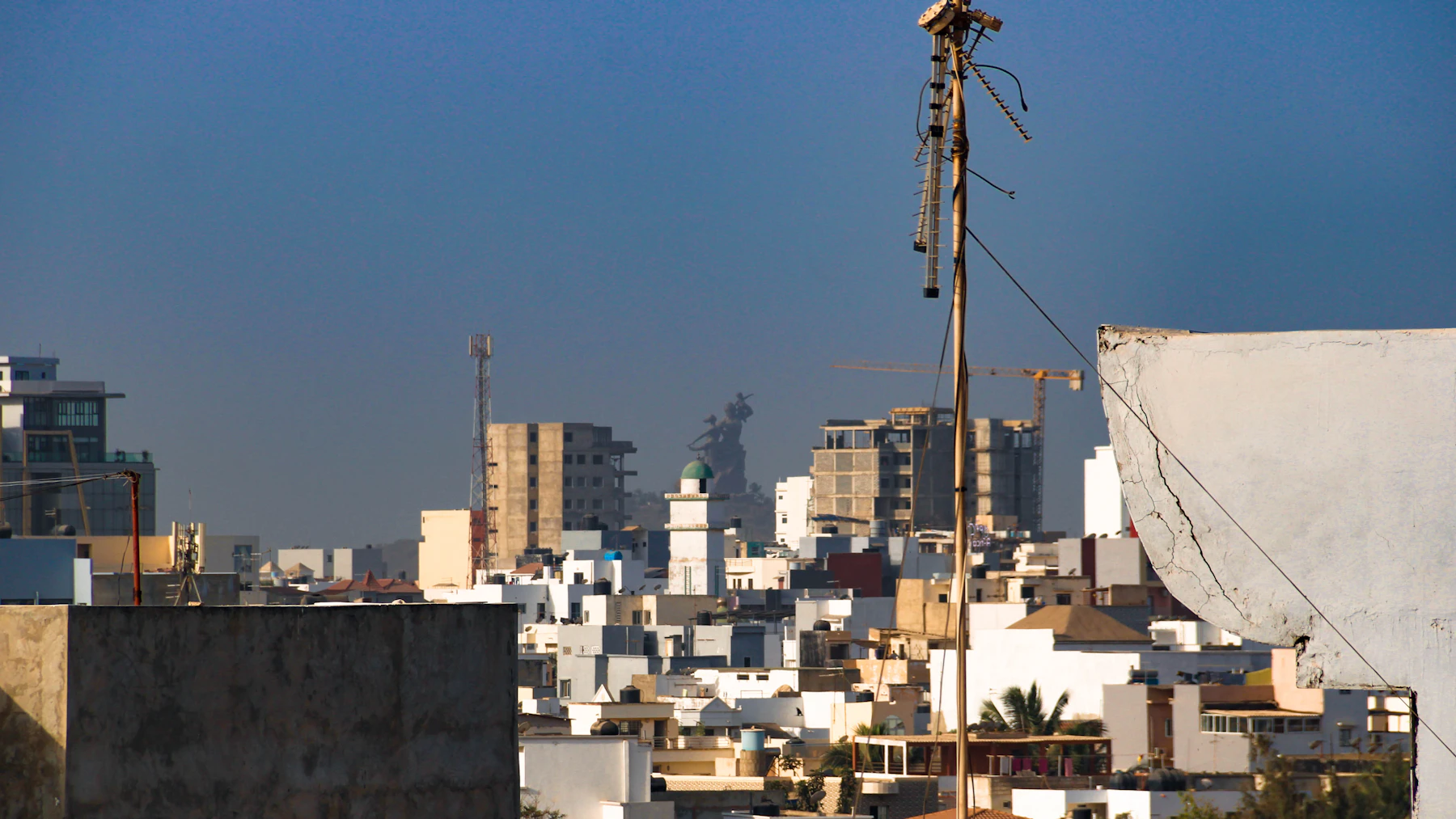 Panorama contemporain de Dakar avec la ville à l’horizon.