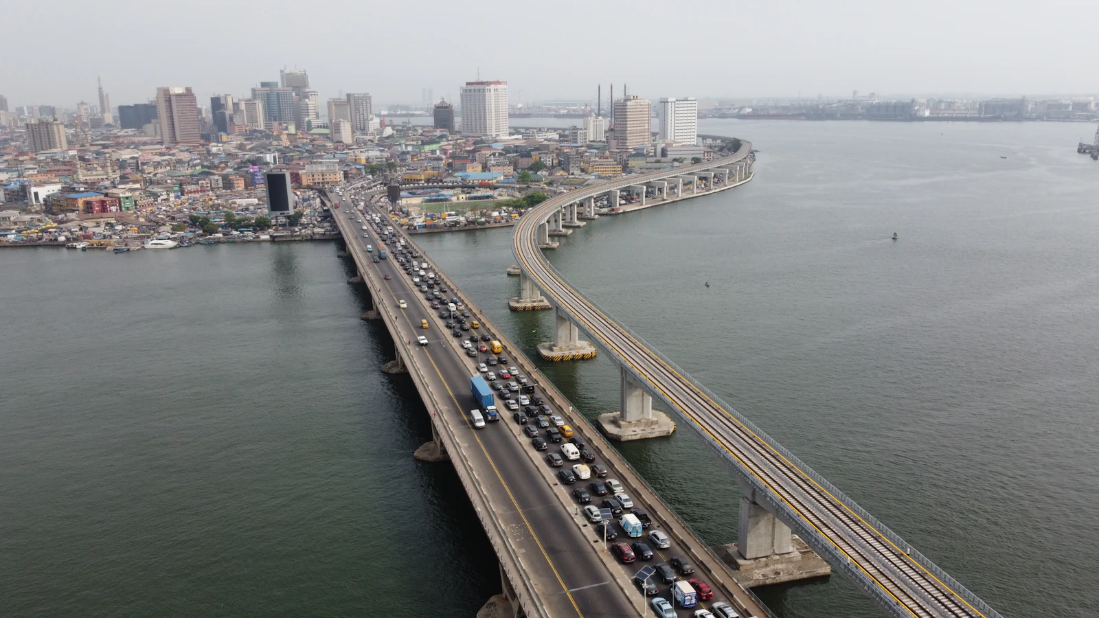 Infrastructure moderne illustrant le financement de projets structurants.